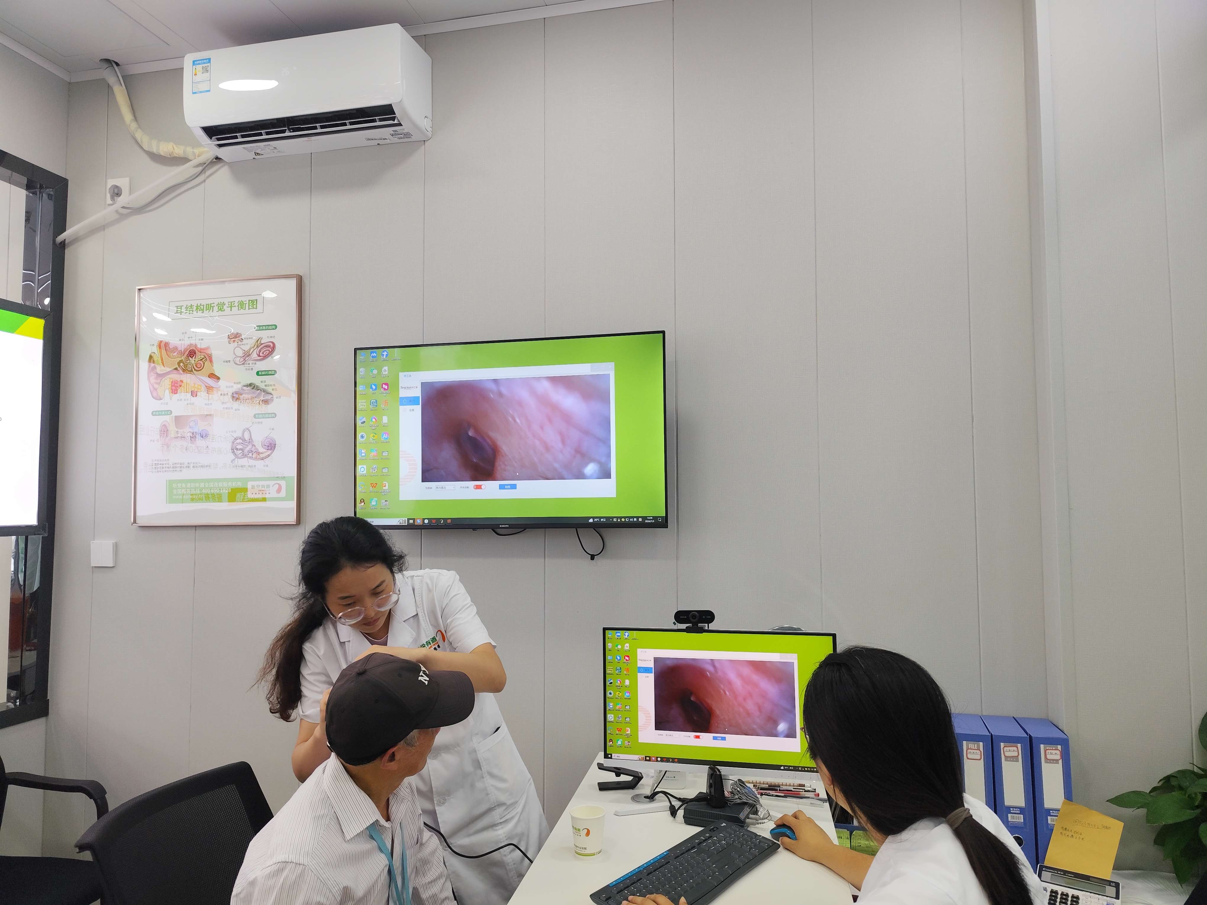 政企联动谋发展 共绘听力健康新蓝图 —— 永丰县商务局、县贸促会等一行莅临江西聆康参观考察(图2) 政企联动谋发展 共绘听力健康新蓝图 —— 永丰县商务局、县贸促会等一行莅临江西聆康参观考察(图2)